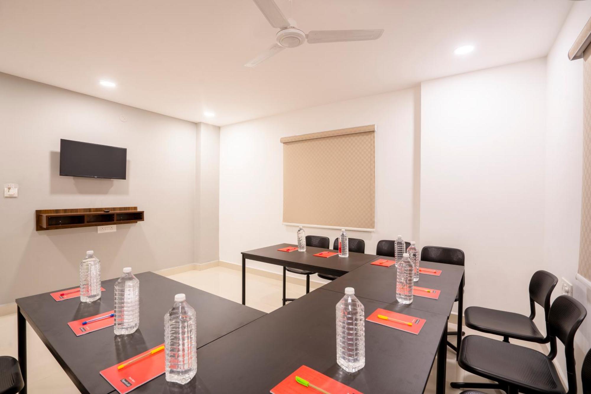 Treebo De Alphabet Gachibowli Hotell Hyderabad Exteriör bild