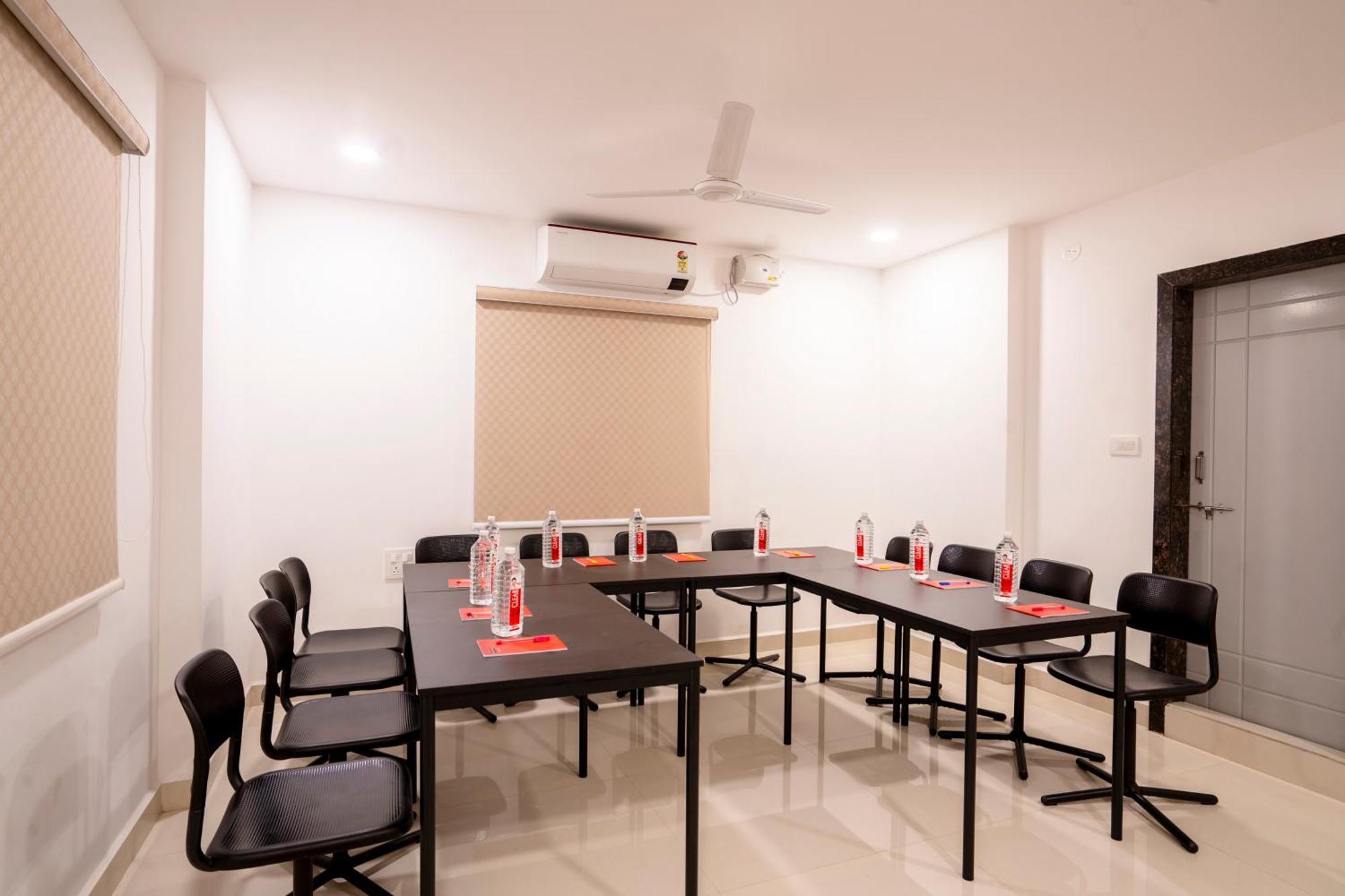 Treebo De Alphabet Gachibowli Hotell Hyderabad Exteriör bild