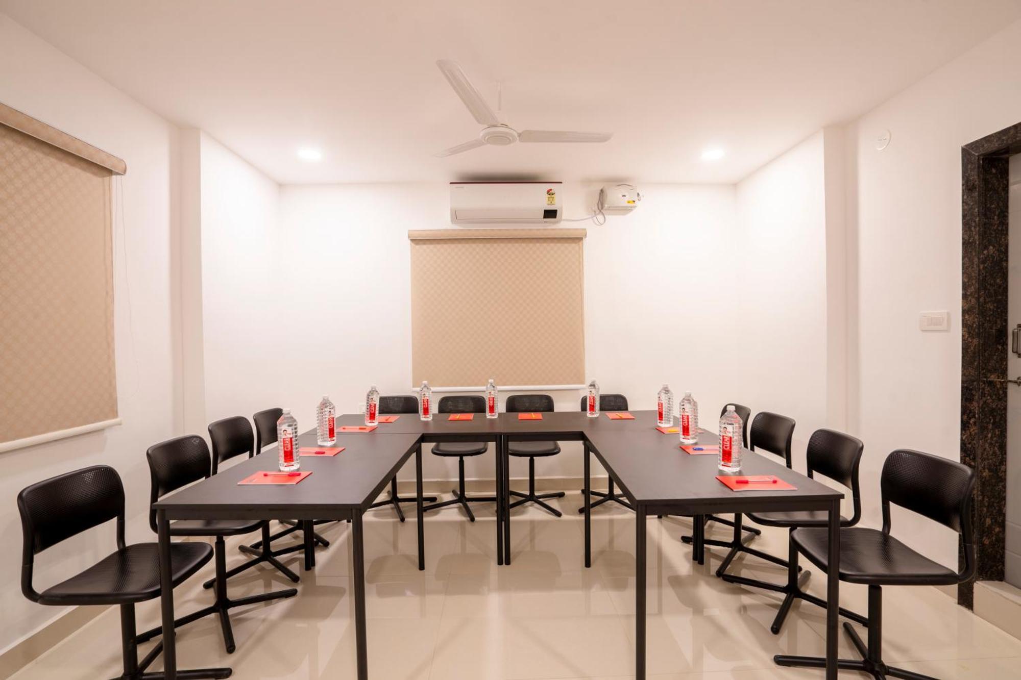 Treebo De Alphabet Gachibowli Hotell Hyderabad Exteriör bild