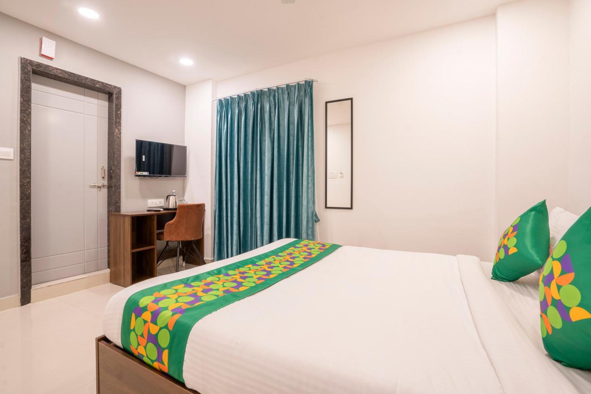 Treebo De Alphabet Gachibowli Hotell Hyderabad Exteriör bild